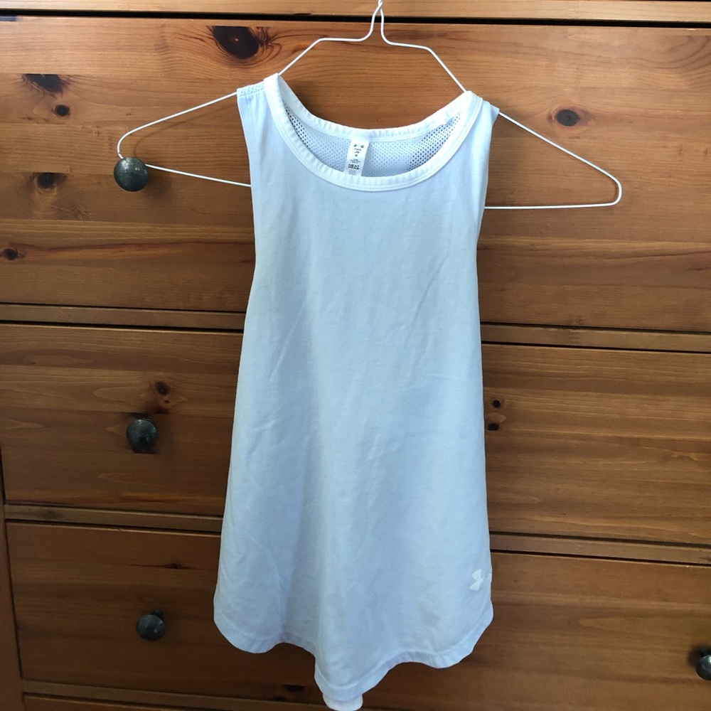 Girls UA Heatgear Loose tank top with mesh back.